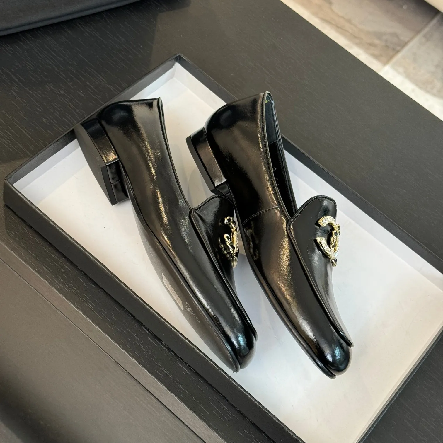 👟👟Ex-factory price 600👟👟 Purchasing-grade CHANEL Xiaoxiang classic retro shoes. I liked this pair at first sight. The design of the upper is very special. The classic hardware buckles embellished with Xiaoxiang are very CHANEL style. It has a high-end feel. The upper feet are very comfortable and soft. The feet are not afraid of being good-looking and comfortable. They are invincible when paired with mid-calf socks, skirts and trousers. It looks simple in style, but it has the effect of elongating the legs immediately on the feet, which is simple and does not lose personality. Adds a touch of coolness. Upper: imported mixed-breed lambskin. Lining: mixed-breed sheepskin. Soft, sweat-absorbent and breathable! Hardware: Exclusive original 1:1 mold development! Long-lasting and does not soften! Outsole: Genuine leather outsole imported from Italy. Height is about 2.5cm. Different market currency. We are different. Size: #34-42 (34 40 41 customized, non-refundable)
